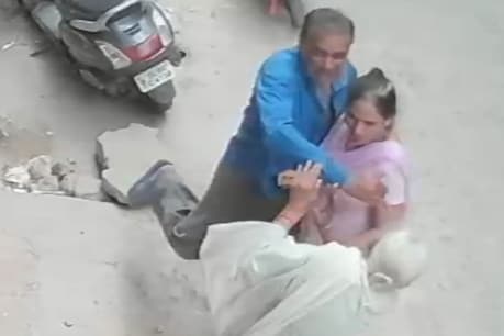 दिल्ली: कलियुगी बेटे ने बुजुर्ग मां को मारा जोर से थप्पड़, मौके पर ही मौत, CCTV में वारदात कैद