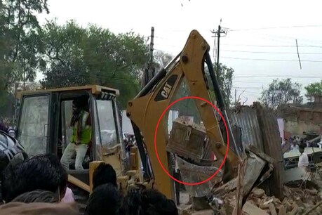 उत्तर प्रदेश के कानपुर में सोमवार को उस वक्त खजाना मिलने की अफवाह फैल गई जब जीटी रोड को चौड़ा करने के काम के दौरान एक तिजोरी मिली