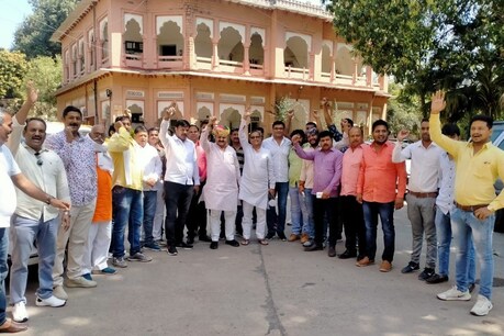 राजस्थान में बीजेपी मेें गुटबाजी खुलकर सामने आ रही है. इस बार कोटा से पूर्व विधायक भवानी सिंह ने वसुंधरा राजे के समर्थन में बयान दिया है.
