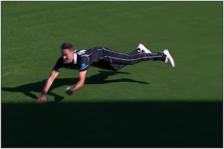न्यूजीलैंड के तेज गेंदबाज ट्रेंट बोल्ट(Trent Boult) ने बांग्लादेश के खिलाफ तीसरे वनडे में लिटन दास(Liton Das) का हैरतअंगेज कैच पकड़ा. (Fox Sports/Twitter)