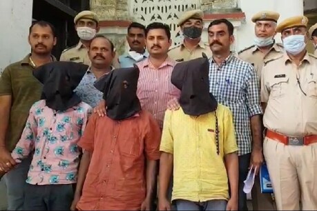 उदयपुर में मंदबुद्धि महिला से गैंगरेप के तीनों आरोपियों को पुलिस ने गिरफ्तार कर लिया है.
