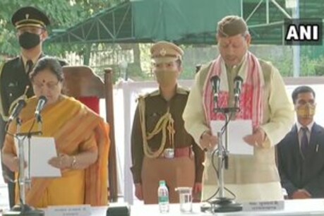 शपथ ग्रहण के बाद प्रधानमंत्री मोदी ने भी तीरथ सिंह रावत को बधाई दी.
