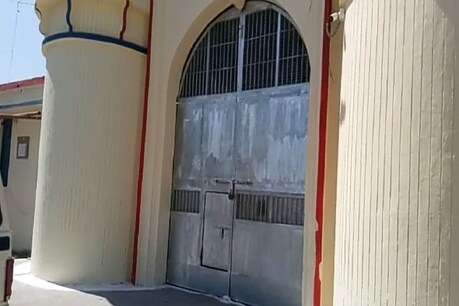 महू उपजेल में धांधली की शिकायतें पहले भी आ चुकी हैं.