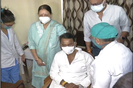 मंत्री तुलसी सिलावट और उनकी पत्नी ने एमवाय अस्पताल में कोरोना वैक्सीन लगवायी.