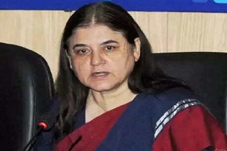 डॉगी की मालकिन ने मेनका गांधी से शिकायत कर दी थी.