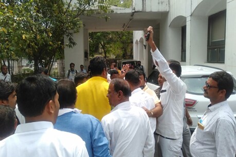 कांग्रेस से अजय टंडन दावेदारी पेश कर रहे हैं.