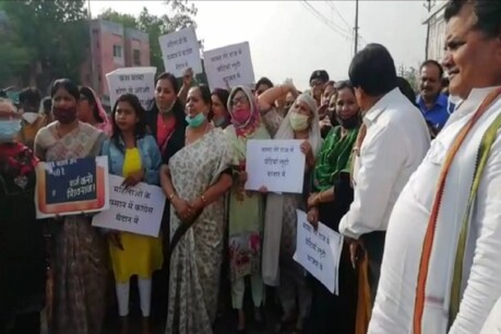 bhopal.पुलिस ने महिला कांग्रेस कार्यकर्ताओं को सीएम का पुतला नहीं जलाने दिया.