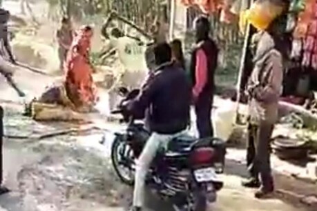 अमेठी में हुई मारपीट के वायरल वीडियो का स्क्रीन शॉट.