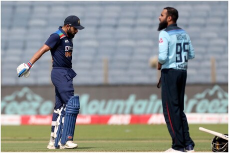 भारत ने इंग्लैंड के खिलाफ दूसरे वनडे में 6 विकेट पर 336 रन बनाए. ये टीम इंडिया का लगातार पांचवें वनडे में 300+स्कोर है. (PIC:AP)