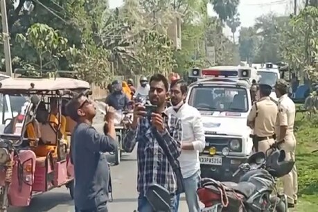 बिहार के समस्तीपुर में हुई बैंक लूट की घटना के बाद मामले की जांच के लिए पहुंची पुलिस