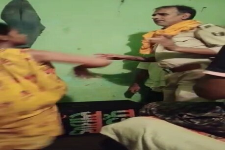 बिहार के छपरा में बार बाला संग नाचते पुलिसवाला