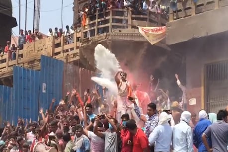 काशी के मणिकर्णिका पर चिता की राख से खेली गई होली.