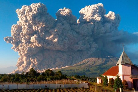 Ledakan bayangan abu di gunung berapi.  (Pic-AP)