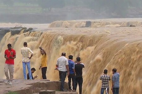 बस्तर के वाटर फाल में पर्यटक(फाइल फोटो)