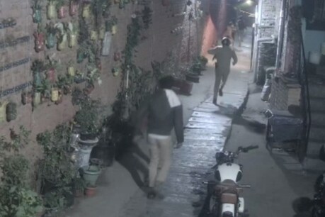 दिल्ली पुलिस के एक जवान ने बहादुरी दिखाकर सड़क पर दौड़ लगाई और तीनों बदमाशों को पकड़ लिया.