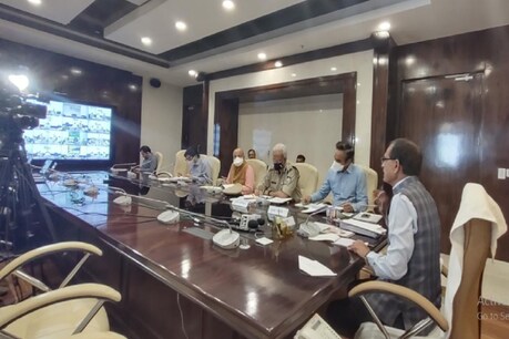 विपक्ष ने सरकारी भर्तियां ना होने के लिए सरकार को जिम्मेदार ठहराया है.
