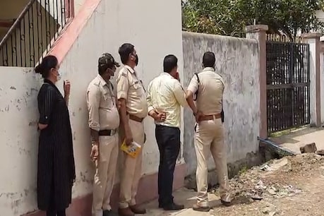 बताया जा रहा है कि आरोपी शख्स मानसिक रूप से परेशान है.
