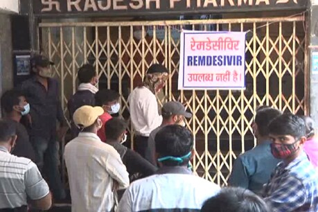 जबलपुर में इंजेक्शन के लिए दुकान पर लगी कतार