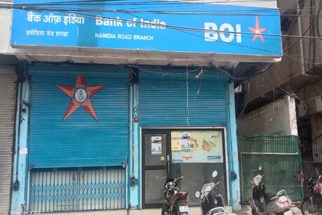 इन बैंकों में सोशल डिस्टेंस का पालन नहीं किया जा रहा था.