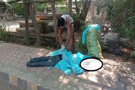 फुटपाथ पर लुढ़का ये शख्स नगर निगम का कॉन्ट्रैक्ट कर्मचारी है.