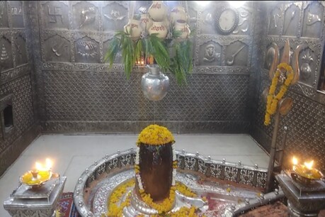 महाकाल मंदिर में हर साल वैशाख कृष्ण प्रतिपदा पर मटकी बांधी जाती हैं.