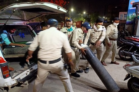 MP में कोरोना संकट के बीच खाकी वर्दी की रोज ऐसी नयी तस्वीरें सामने आ रही हैं.