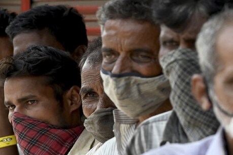 देश में कोरोना की दूसरी लहर जारी है. (Photo by INDRANIL MUKHERJEE / AFP)