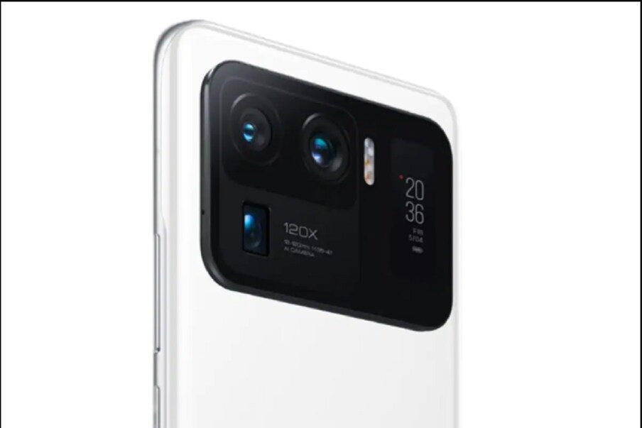  Camera: इस स्मार्टफोन में अब तक का सबसे बड़ा कैमरा बंप भी देखने को मिलता है. इस फोन में तीन रियर कैमरा सेटअप दिया गया है. इसमें 50 मेगापिक्सल का प्राइमरी लेंस है. इसके अलावा 48 मेगापिक्सल का अल्ट्रा वाइड लेंस और 5x पेरीस्कोप लेंस मौजूद है.