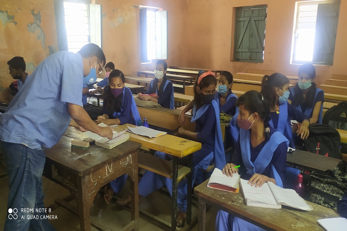 Bihar Corona Update: कोरोना गाइडलाइंस के साथ नए सेशन की शुरुआत, स्कूल  पहुंचे महज 25 फीसदी बच्चे new sessions in schools of patna starts with  corona guidelines bramk