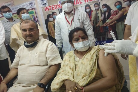 अपनी पत्नी के साथ कोरोना वैक्सीन लेते स्वास्थ्य मंत्री मंगल पांडेय