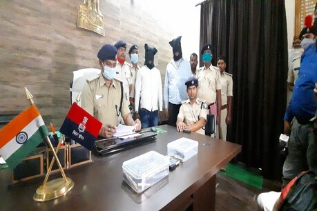 पूर्णिया में हुई अपराधियों की गिरफ्तारी के बारे में जानकारी देते एसपी