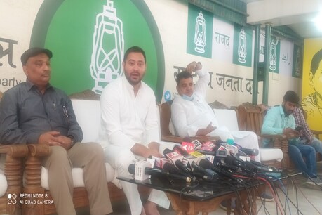 पटना में पत्रकारों से बात करते तेजस्वी यादव