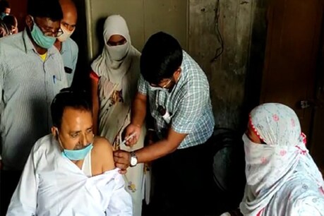 बिहार के बेतिया में मुखिया को कोरोना का टीक देते बीडीओ