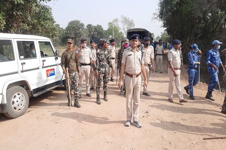 बिहार के नालंदा में बालू माफियाओं के खिलाफ छापेमारी करती पुलिस