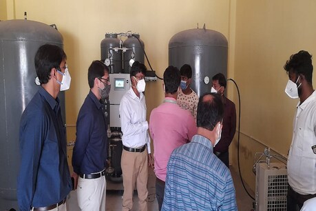 बिहार के दरभंगा स्थित ऑक्सजीन बैंक में डीएम और अन्य