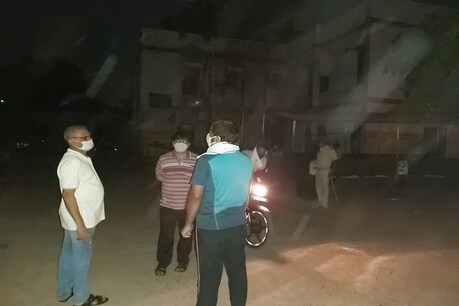 बिहार के नवादा में अस्पताल का निरीक्षण करने बाइक से पहुंचे डीएम और एसडीएम