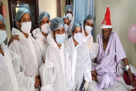पटना के एक अस्पताल में केक काटते 88 वर्षीय कोरोना मरीज