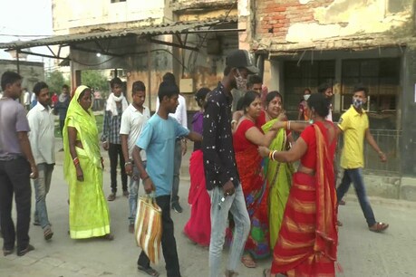 दरभंगा में युवक की हत्या के बाद रोते-बिलखते परिजन.