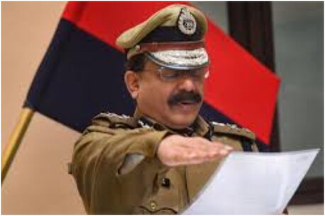 डीजीपी एसके सिंघल और उनकी पत्नी सुमिता सिंघल के नाम पर हरियाणा के गुरुग्राम और दिल्ली में फ्लैट और जमीन भी हैं.