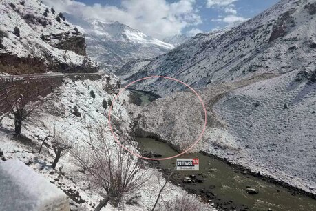 लाहौल के उदयपुर इलाके में गवाजंग गांव के नजदीक यह हिमस्खलन हुआ है. हिमस्खलन के चलते चंद्रा नदी का बहाव रुक गया है.
