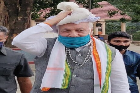 केरल के राज्यपाल आरिफ मोहम्मद खान ने सबरीमाला मंदिर में दर्शन पूजन किया. ANI