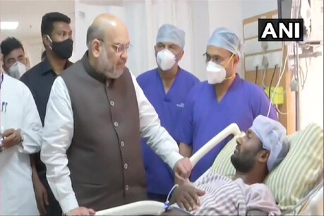 बीजापुर नक्सली हमले में घायल जवानों से रायपुर के अस्पताल में मिलते केंद्रीय गृहमंत्री अमित शाह. (ANI/5 May 2021)