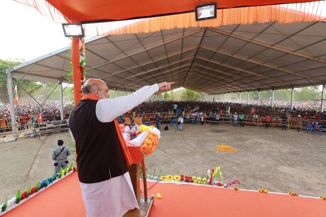 पश्चिम बंगाल के नादिया जिले में एक रैली को संबोधित करते केंद्रीय गृह मंत्री अमित शाह. (BJP4 India Twitter)