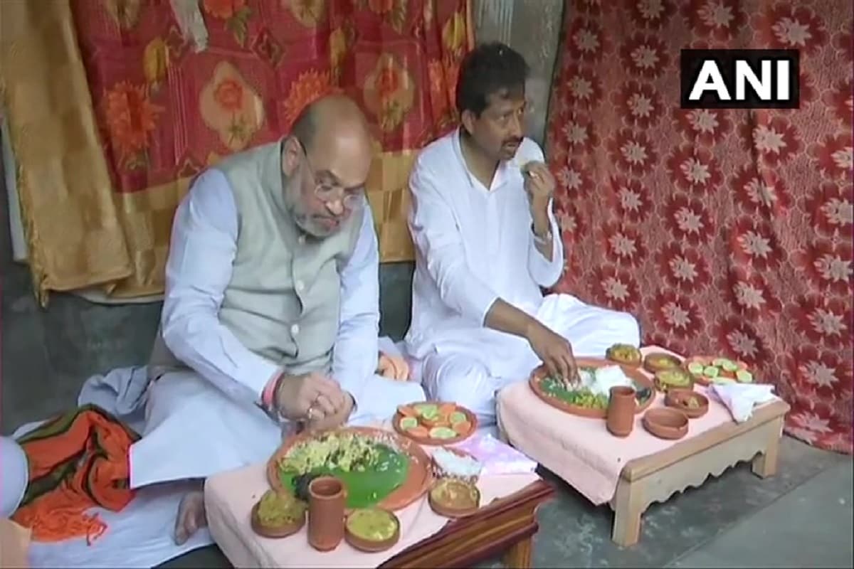 दोमजूर में रोड शो के बाद केंद्रीय गृह मंत्री अमित शाह ने एक रिक्शा चालक के आवास पर दोपहर का भोजन किया, जो बीजेपी का समर्थक है. इस दौरान शाह के साथ निर्वाचन क्षेत्र से पार्टी के उम्मीदवार राजीव बनर्जी भी उपस्थित थे.