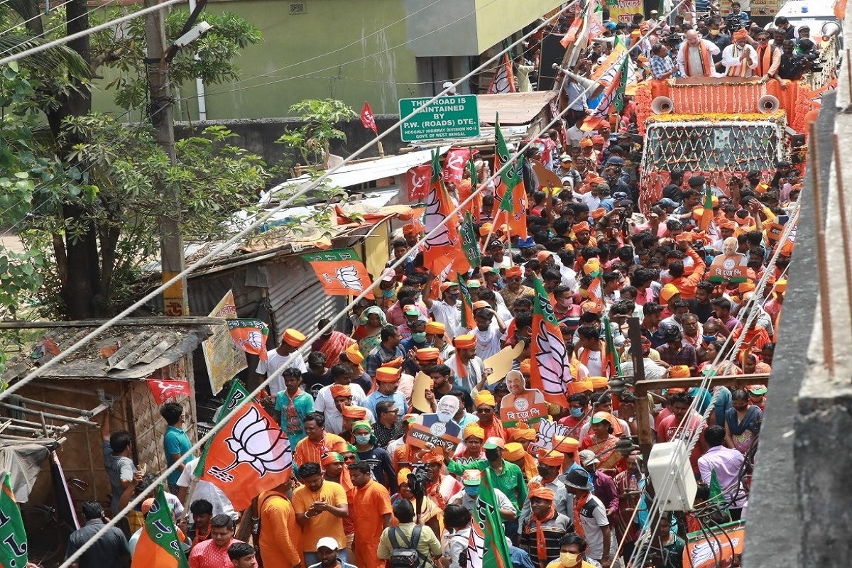 लंच के बाद अमित शाह ने हावड़ा के डोमपुर निर्वाचन क्षेत्र में चुनाव प्रचार किया. इस दौरान हजारों लोगों का हुजूम सड़कों पर नजर आया. शाह के रोड शो के दौरान सड़कों पर दूर-दूर तक लोग बीजेपी का झंडा लिए नारेबाजी करते नजर आए.