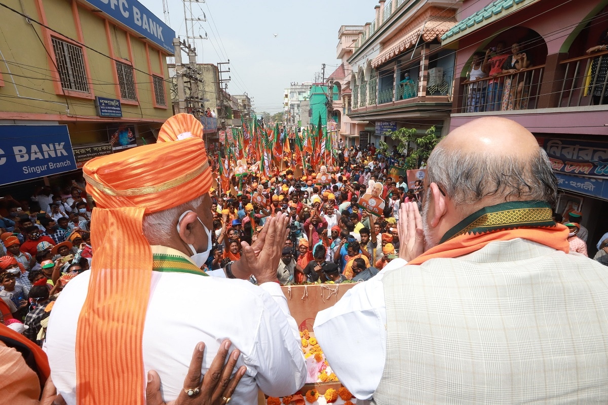 नंदीग्राम की तरह ही सिंगुर में भी भाजपा ने तृणमूल के ही एक और नेता रवींद्रनाथ भट्टाचार्य को उम्मीदवार बनाया है. नंदीग्राम में बीजेपी ने ममता के साथ रहे शुभेंदु अधिकारी को पार्टी में शामिल कर उन्हीं के खिलाफ मैदान में उतारा था.