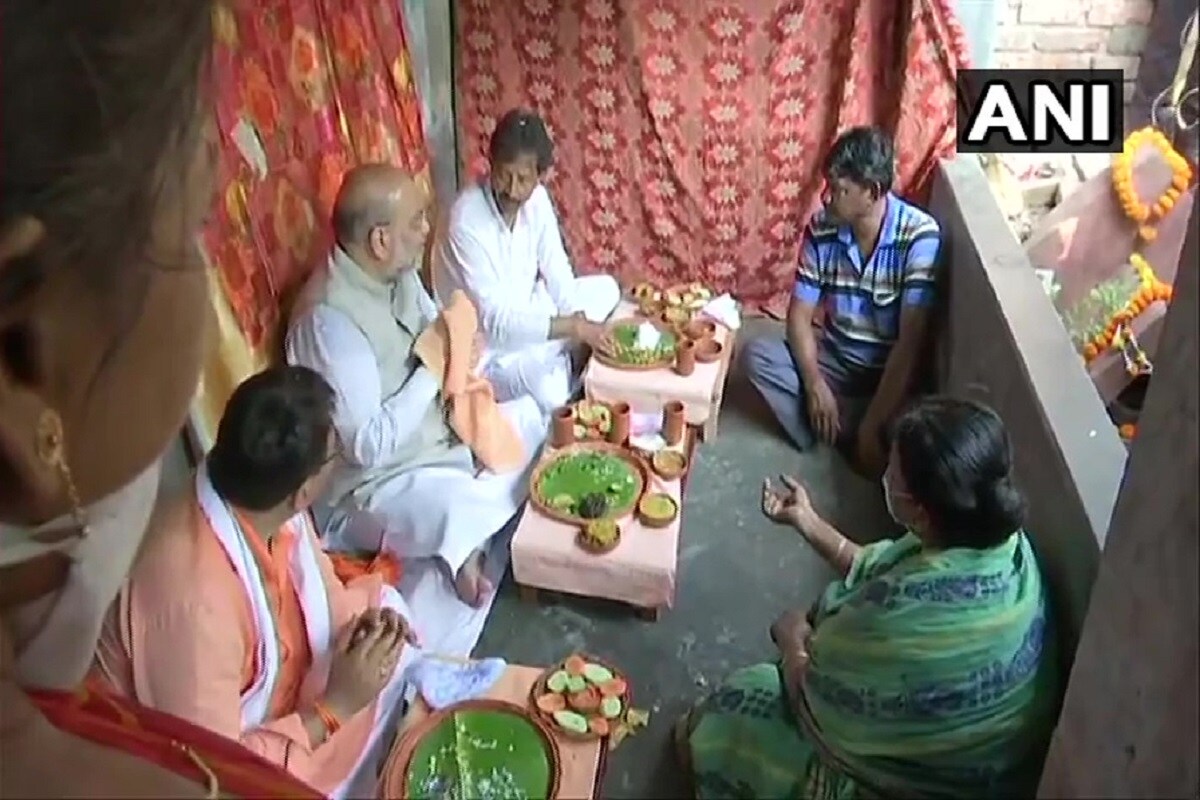 रिक्शा चालक के घर पर लंच के दौरान अमित शाह उससे कुछ बातें भी करते नजर आए. लंच के दौरान अमित शाह के साथ बीजेपी के कुछ नेता और कार्यकर्ता भी मौजूद थे.