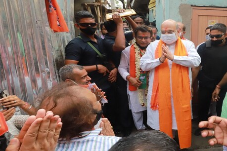 महिलाओं ने शाह के माथे पर तिलक लगाकर और शंख बजाकर उनका स्वागत किया.