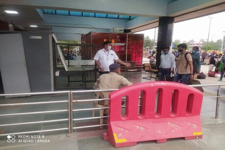 रेलवे स्टेशनों पर अनावश्यक भीड़ को रोकने के लिए भी कड़े कदम उठाए जा रहे हैं.