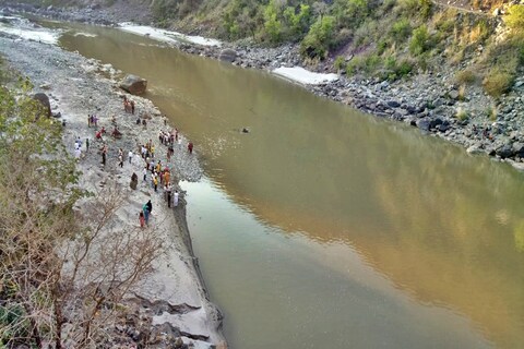 धर्मपुर के कांढापतन में ब्यास नदी में डूबा सीआरपीएफ का जवान.
